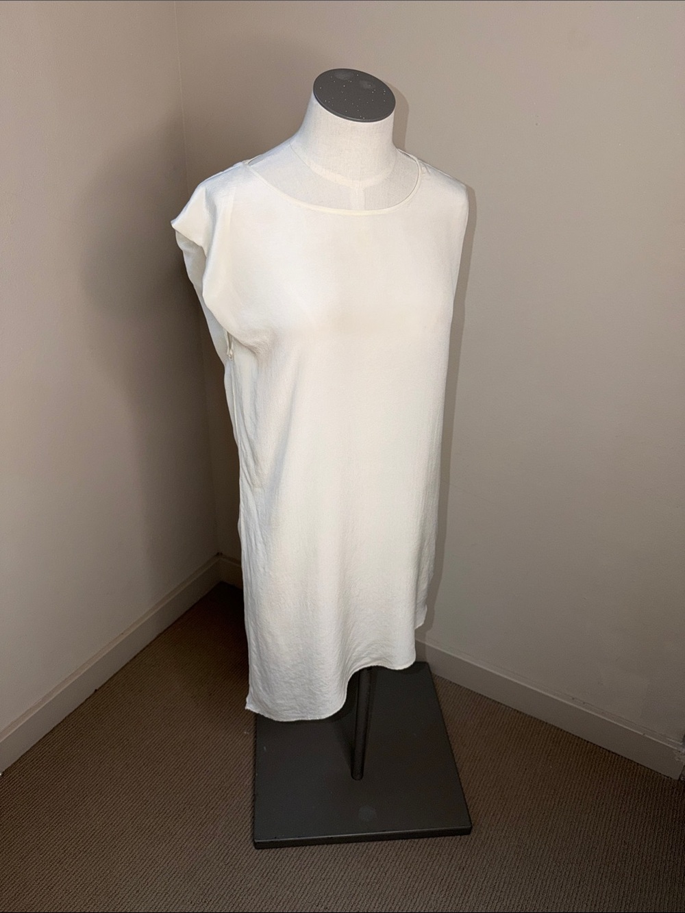 BLAQUE LABEL Simple Sleeveless White top Medium